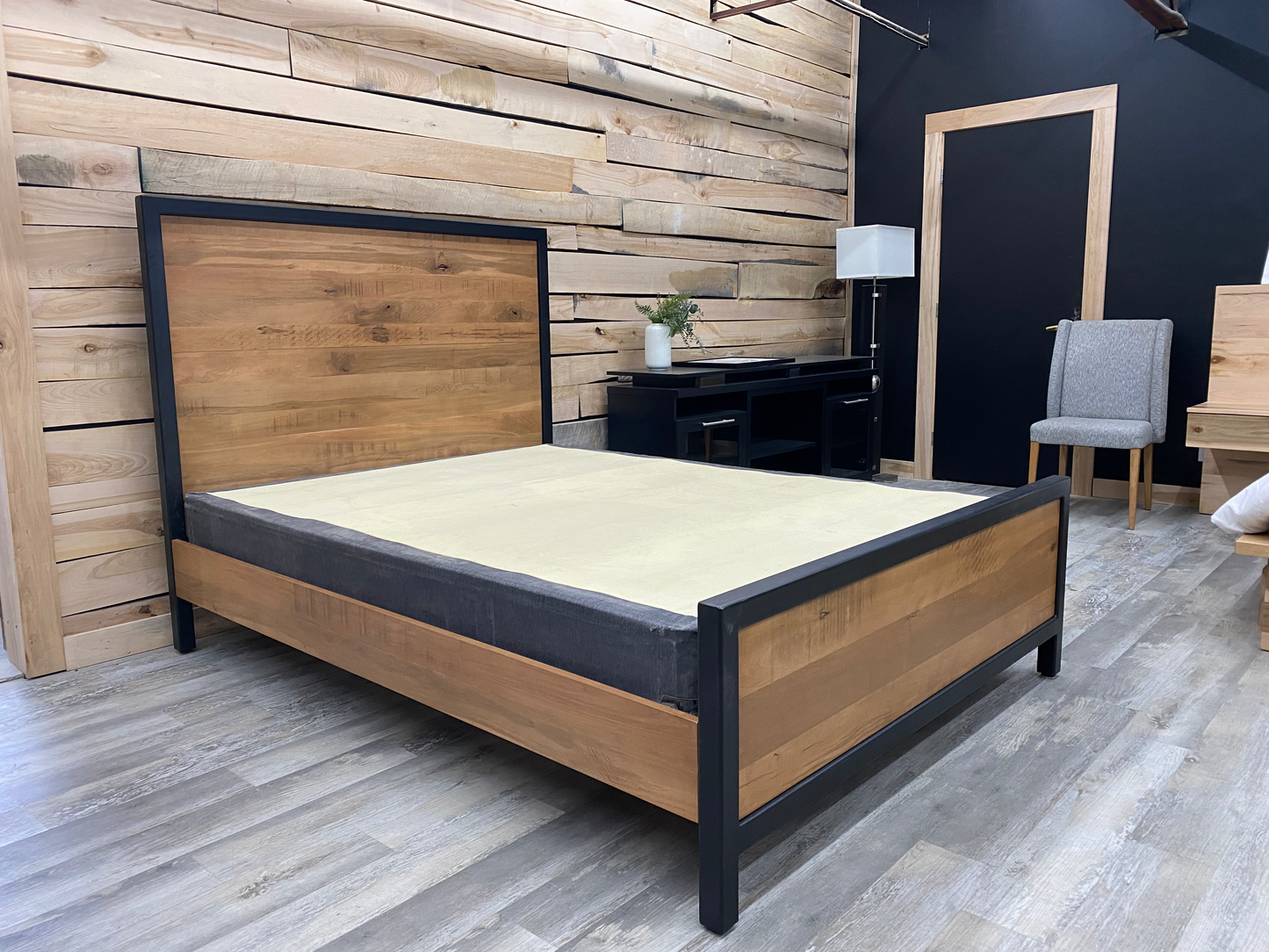 Lit queen en acier et bois massif (en stock)