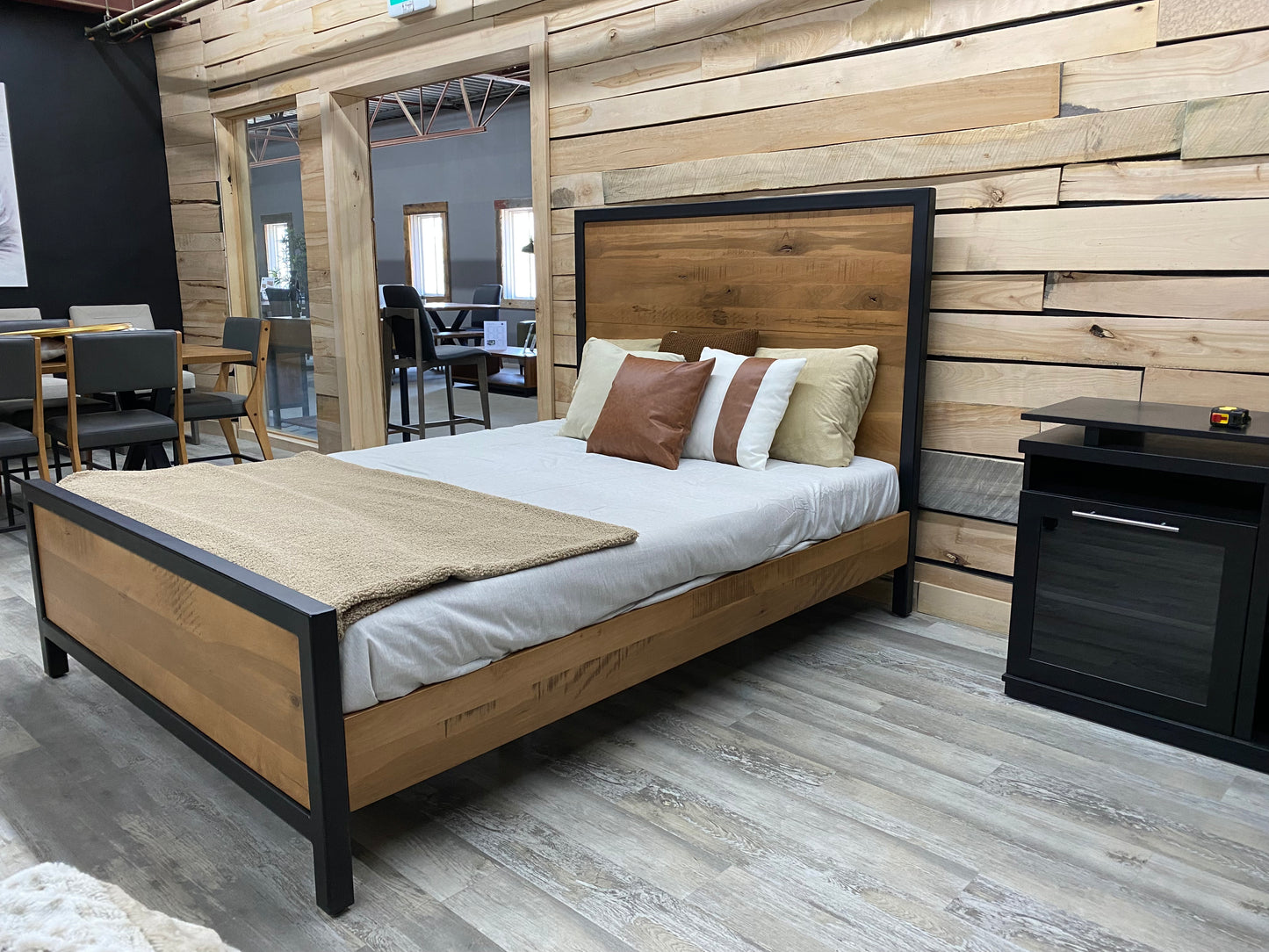 Lit queen en acier et bois massif (en stock)