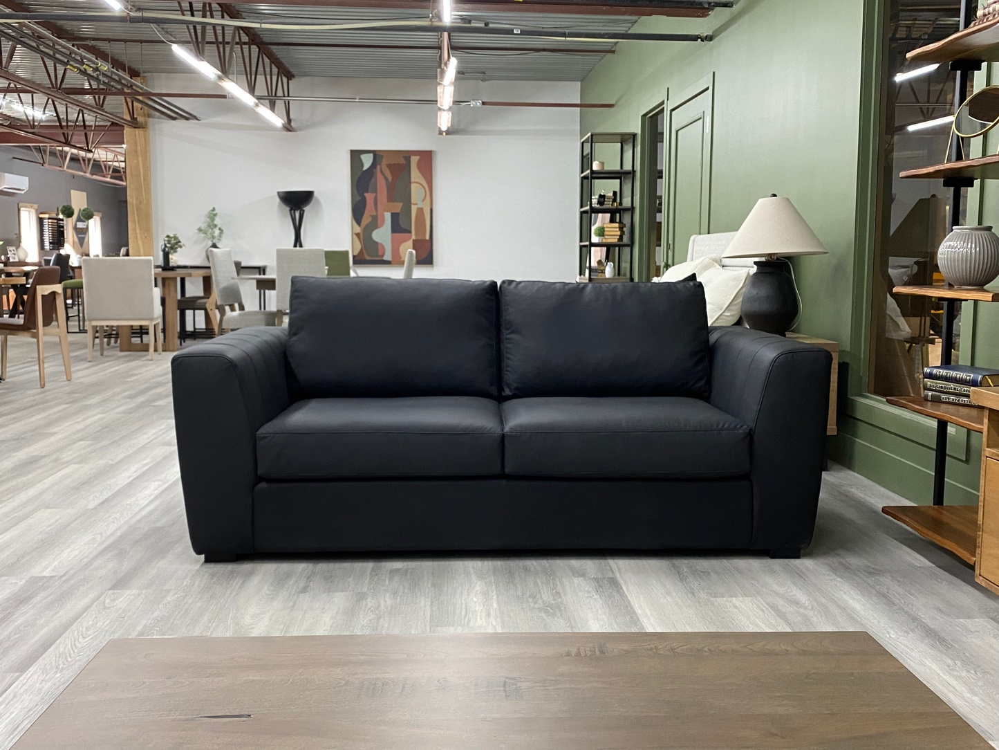Sofa condo (78") Juliette (en stock) en vinyle de grade commercial noir