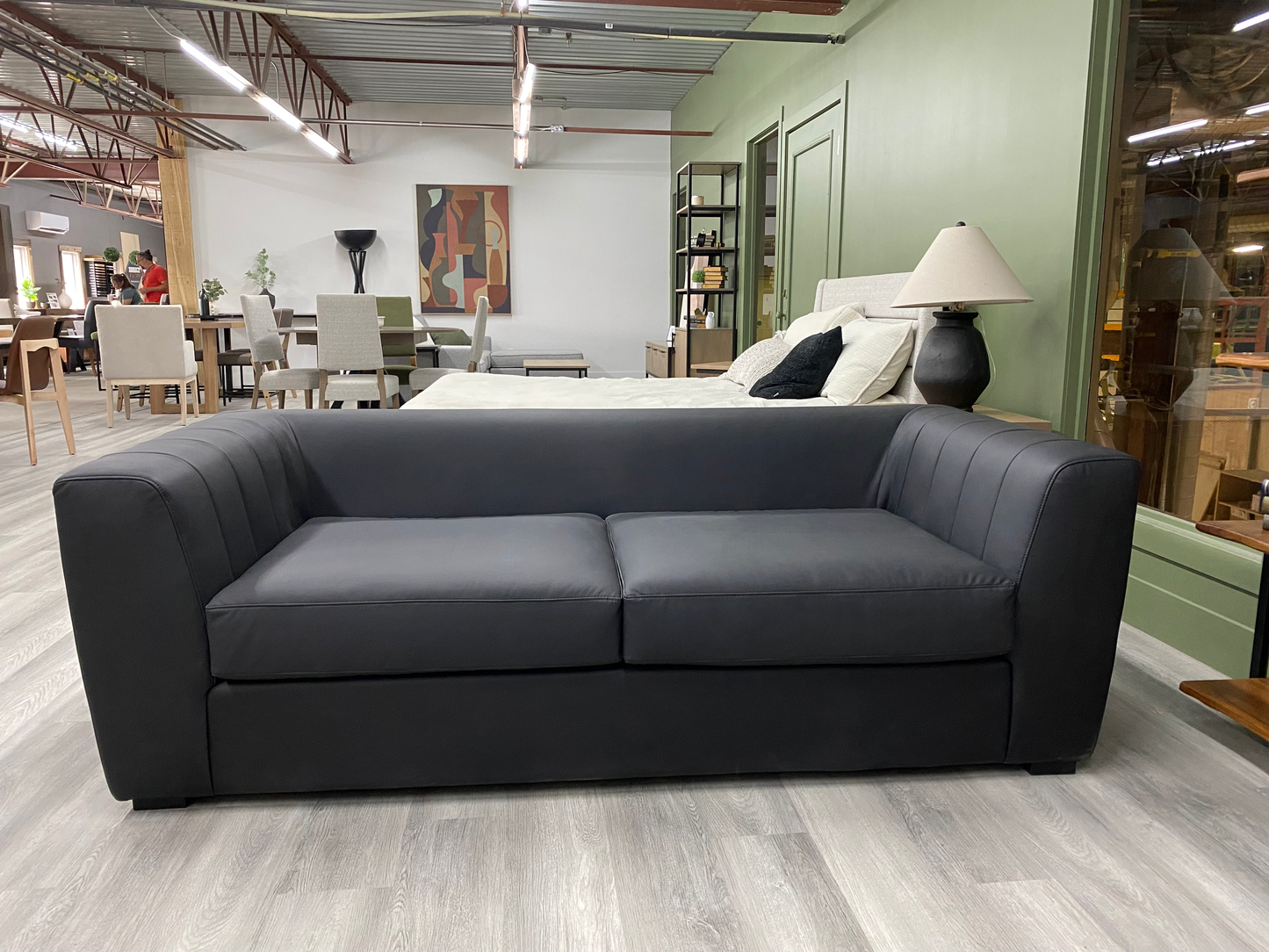Sofa condo (78") Juliette (en stock) en vinyle de grade commercial noir