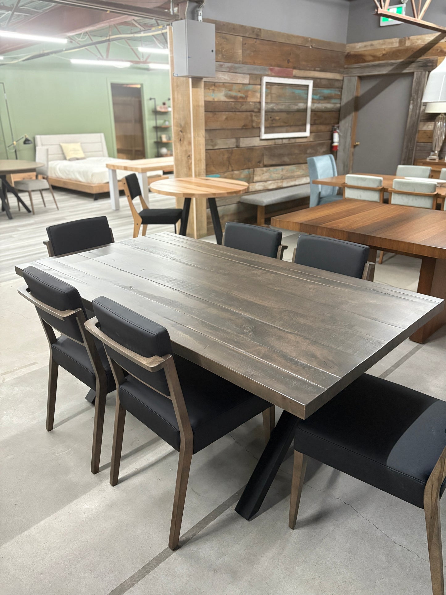 Ensemble table Asbestos et 6 chaises St-James (en stock)