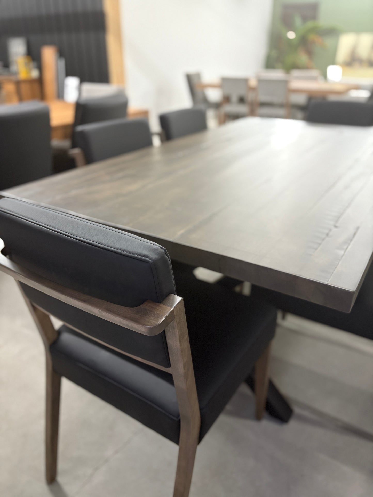 Ensemble table Asbestos et 6 chaises St-James (en stock)