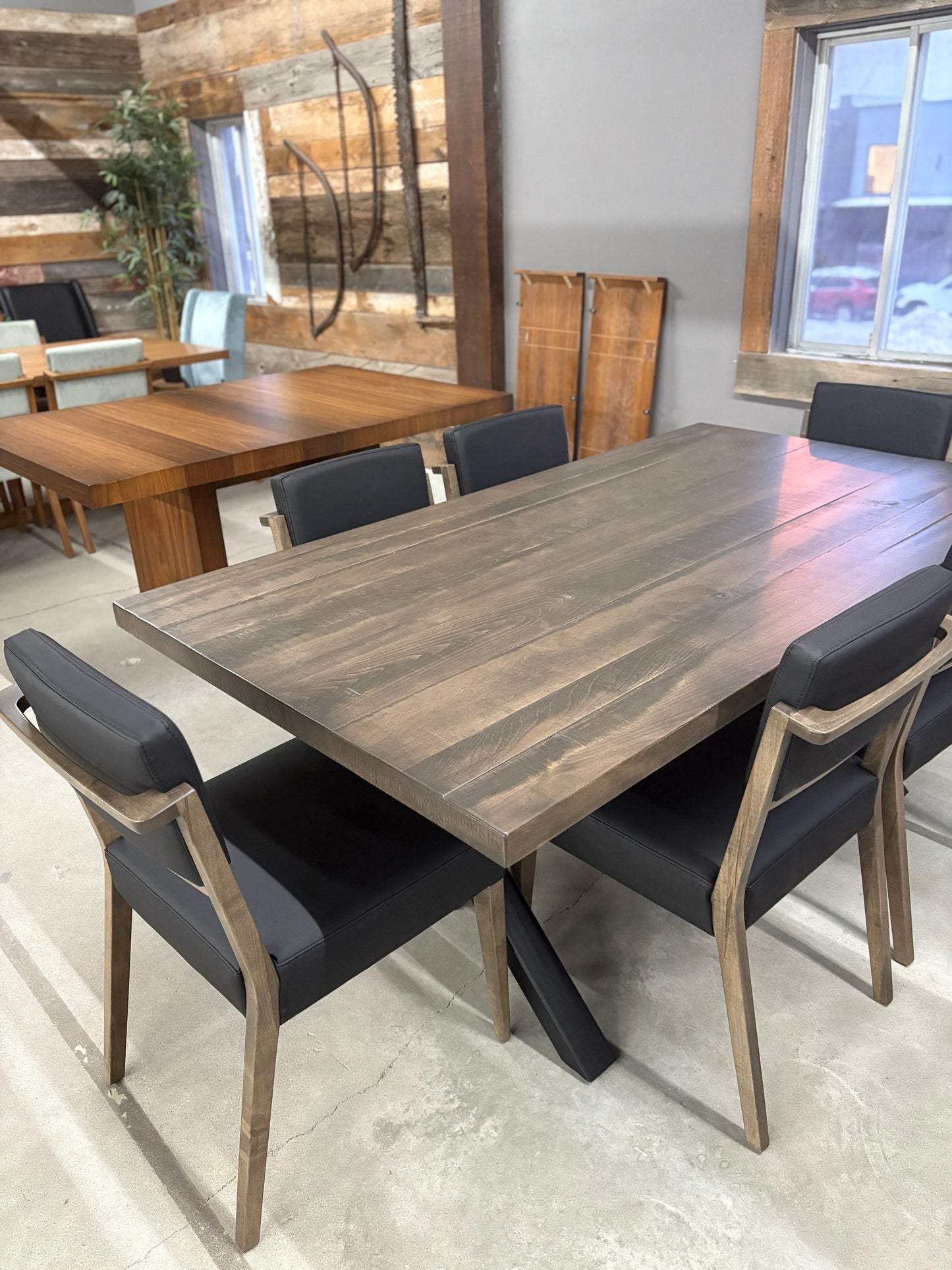 Ensemble table Asbestos et 6 chaises St-James (en stock)