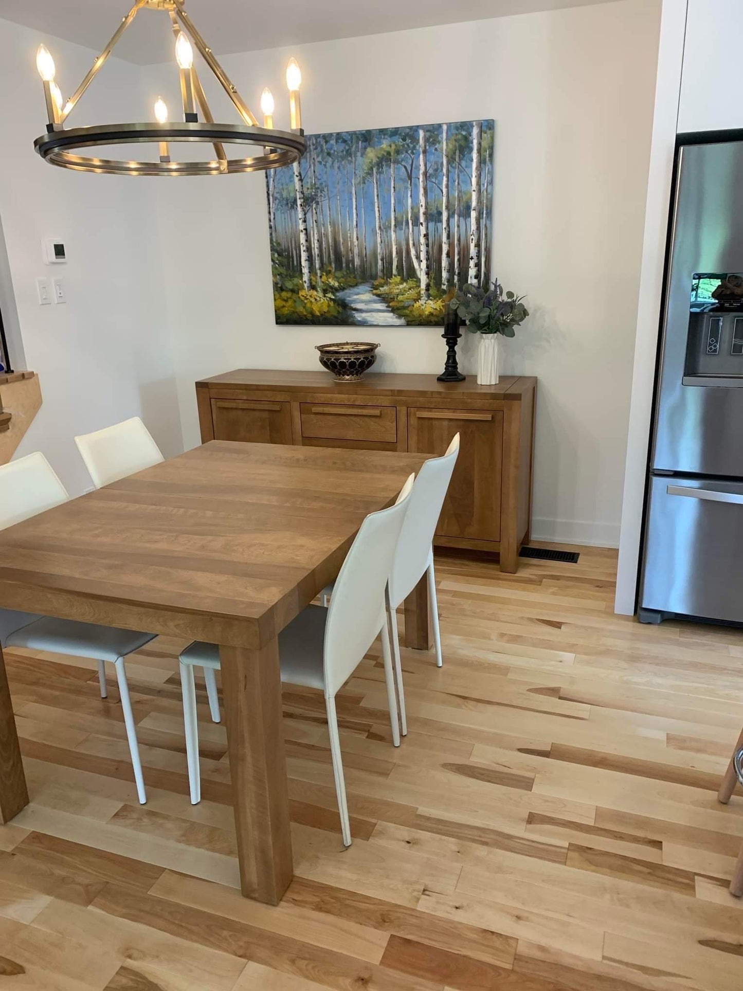 Buffet de notre collection Acton Vale agencé à notre table Yamaska en érable massif dans un décor moderne et lumineux