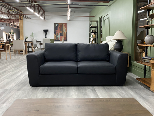 Sofa condo (78") Juliette (en stock) en vinyle de grade commercial noir