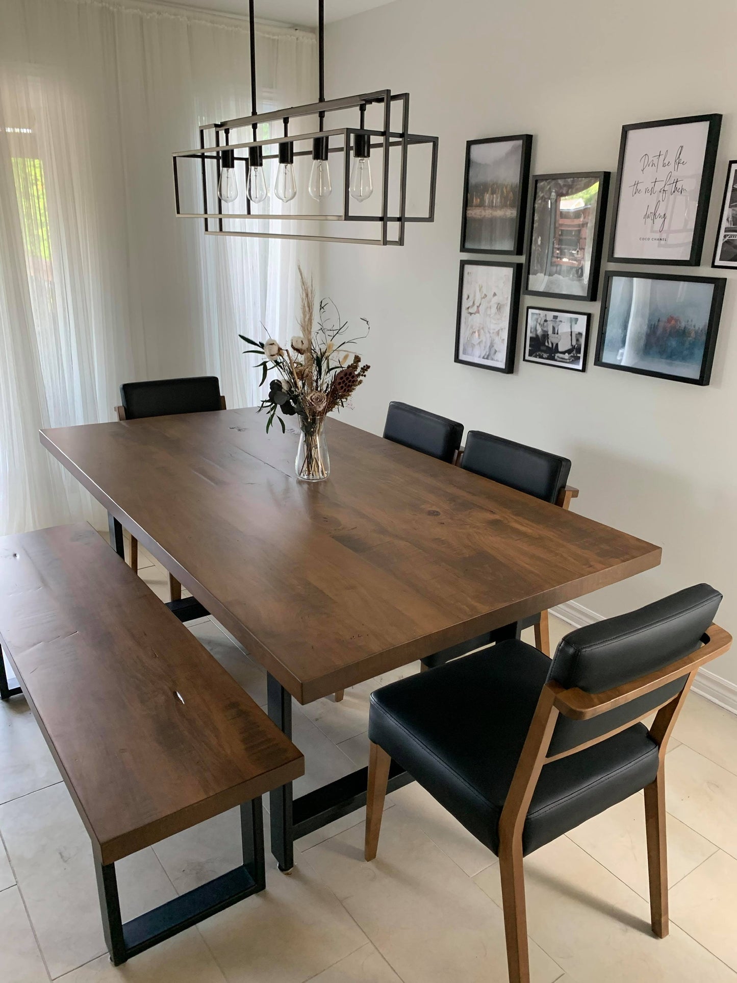 Table et banc de la collection Asbestos en érable massif brut avec pied en acier noir en U et chaises agencées