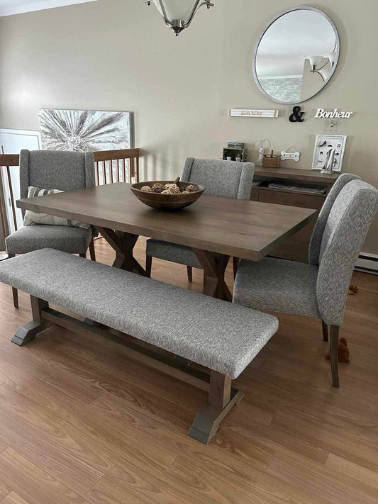 Ensemble de salle à manger collection Acton Vale, style Farmhouse en érable massif avec chaises et banc rembourré