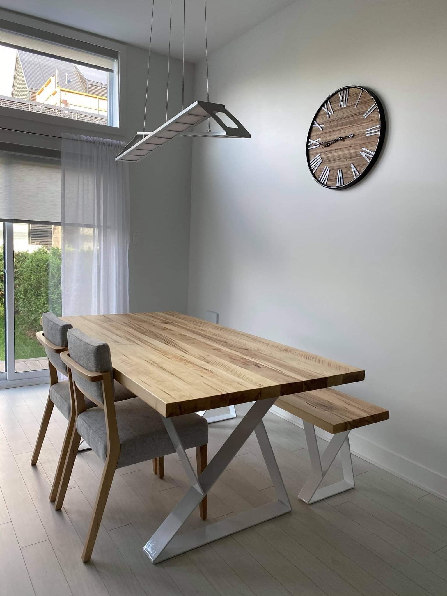 Ensemble de table et banc Asbestos avec pattes en acier blanc look minimaliste en érable massif