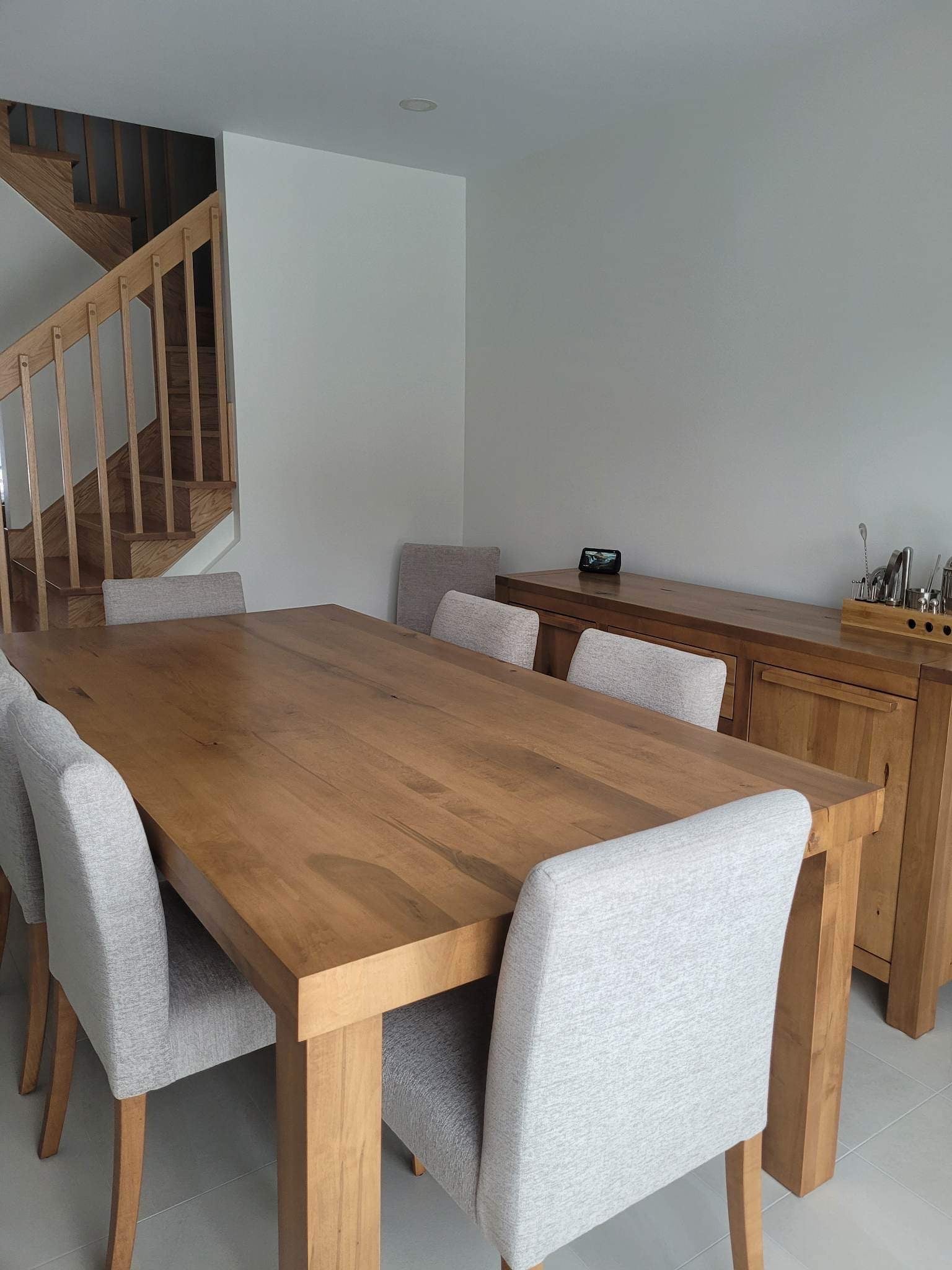 Vue d'ensemble d'un décor complet signé Direct D'la Shop incluant notre buffet Acton Vale, notre table Yamaska et nos chaises Florence en érable massif