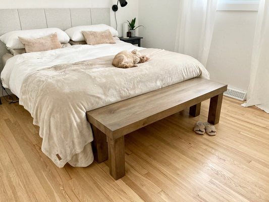 Banc en érable massif collection Yamaska utilisé comme banc de chambre à coucher au pied du lit