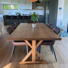 Table de salle à manger Acton Vale en bois massif