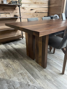 Table de salle à manger Saint-Alexis-des-Monts en bois massif